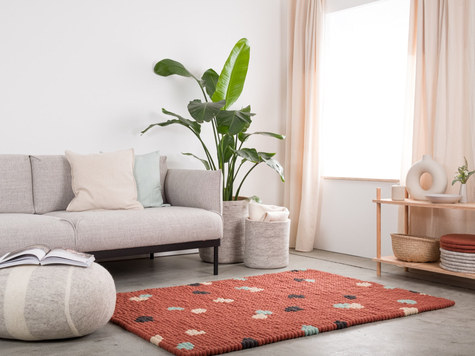 myfelt Terra Rust Filzkugelteppich Grau, Beige, Braun aus Schurwolle – Bild 2