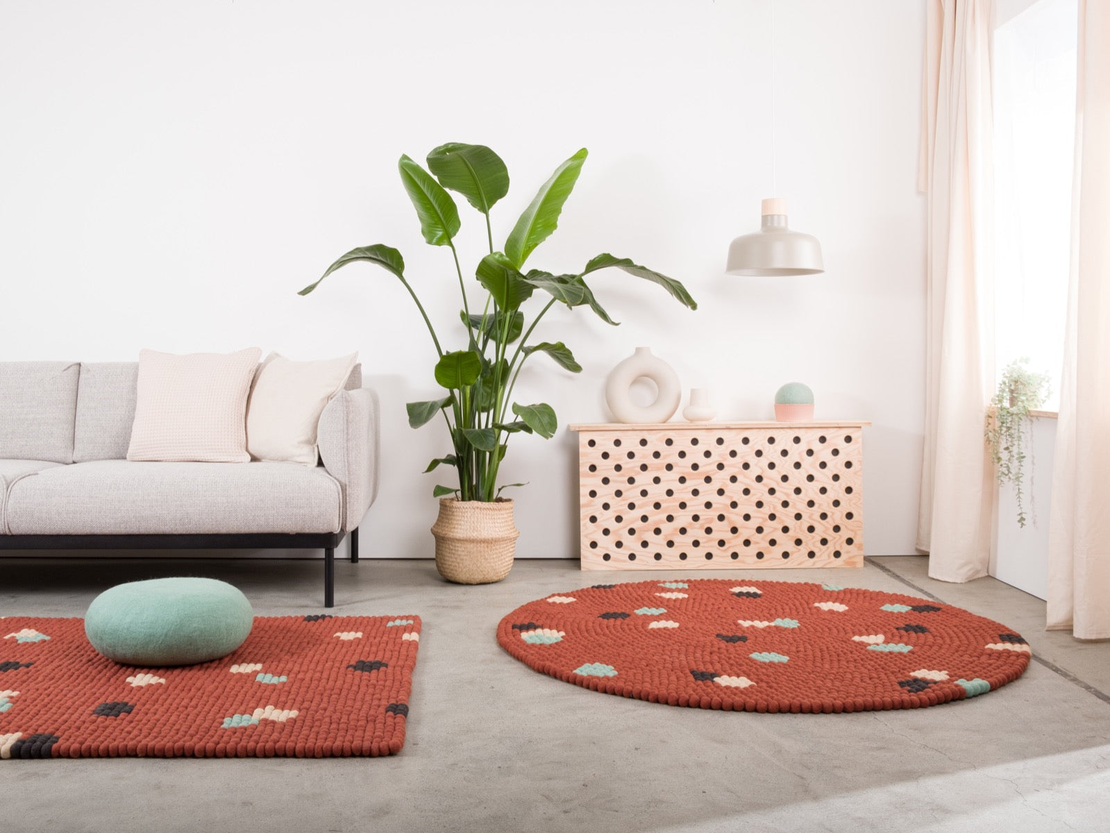 myfelt Terra Rust Filzkugelteppich Grau, Beige, Braun aus Schurwolle – Bild 8
