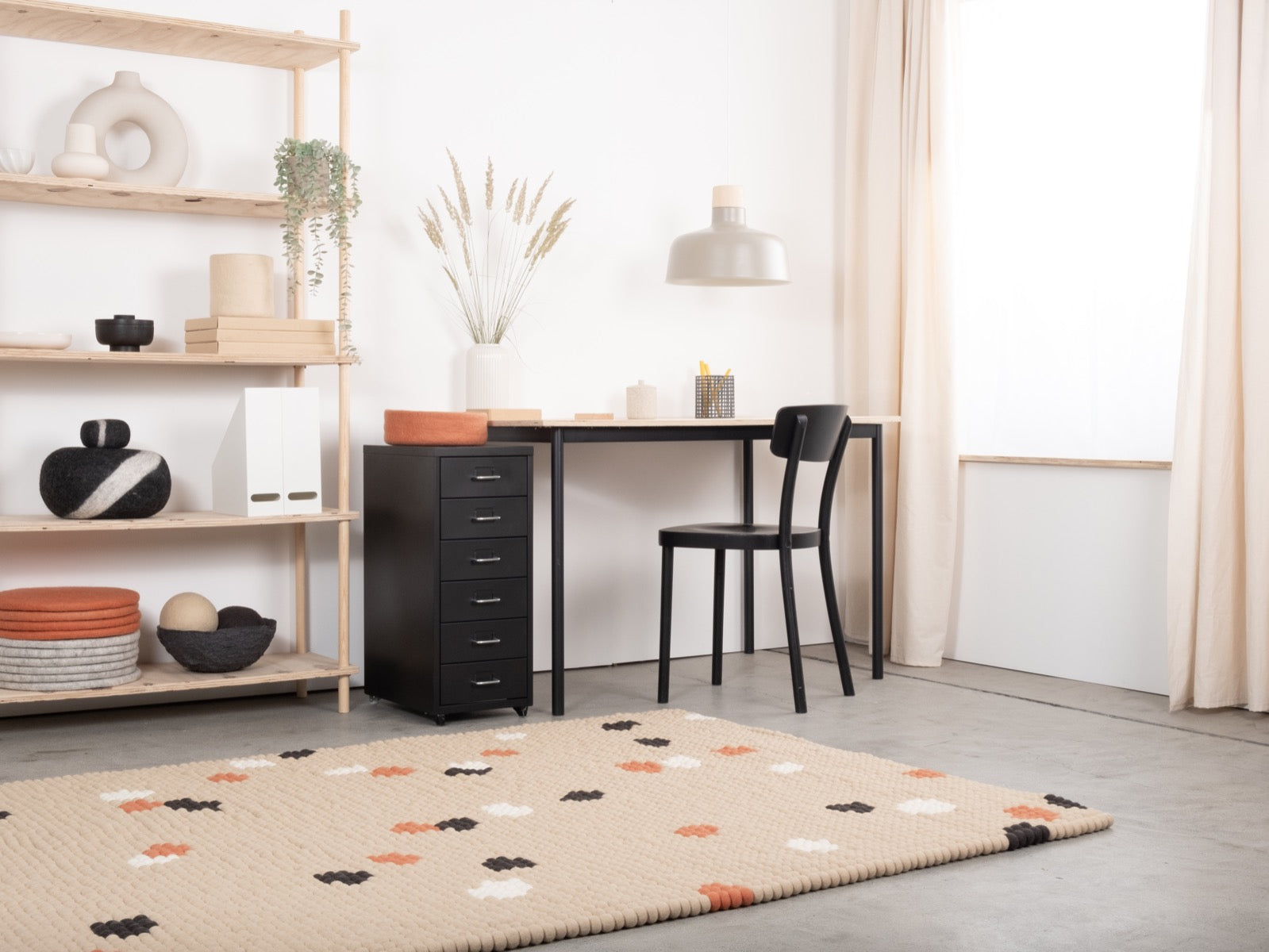 myfelt Terra Sand Filzkugelteppich Beige, Braun aus Schurwolle – Bild 5