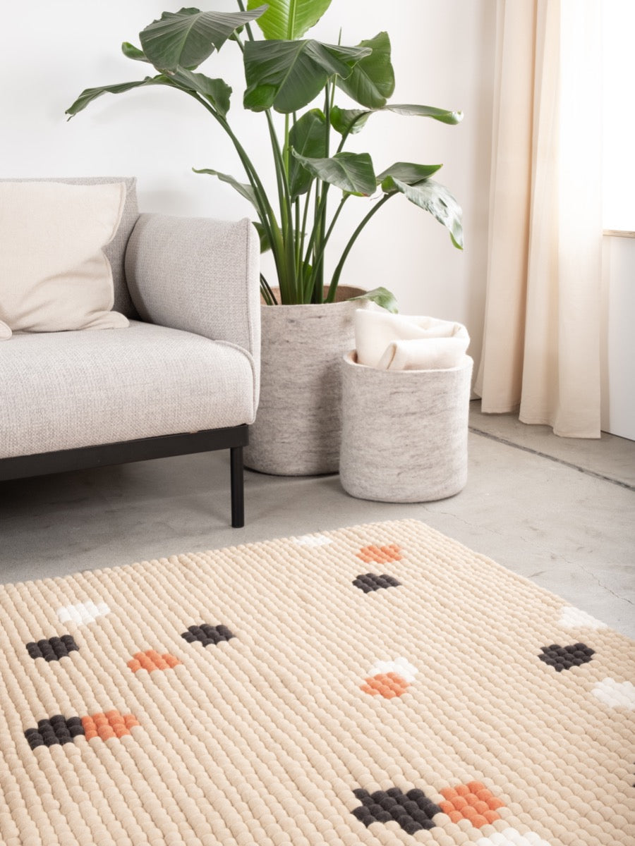 myfelt Terra Sand Filzkugelteppich Beige, Braun aus Schurwolle – Bild 2