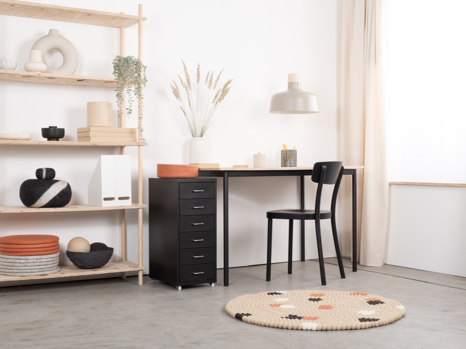 myfelt Terra Sand Filzkugelteppich Beige, Braun aus Schurwolle – Bild 5