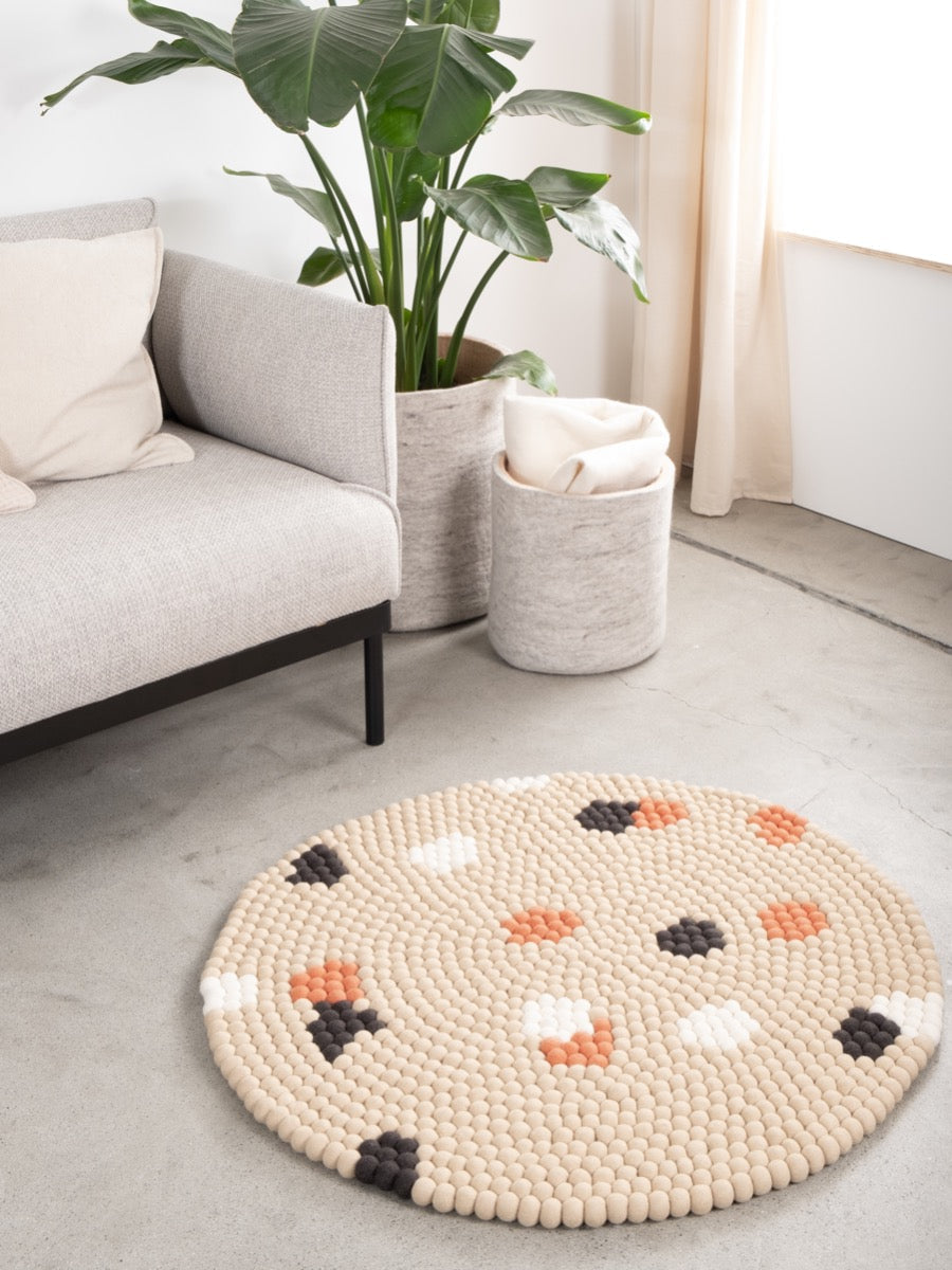 myfelt Terra Sand Filzkugelteppich Beige, Braun aus Schurwolle – Bild 2