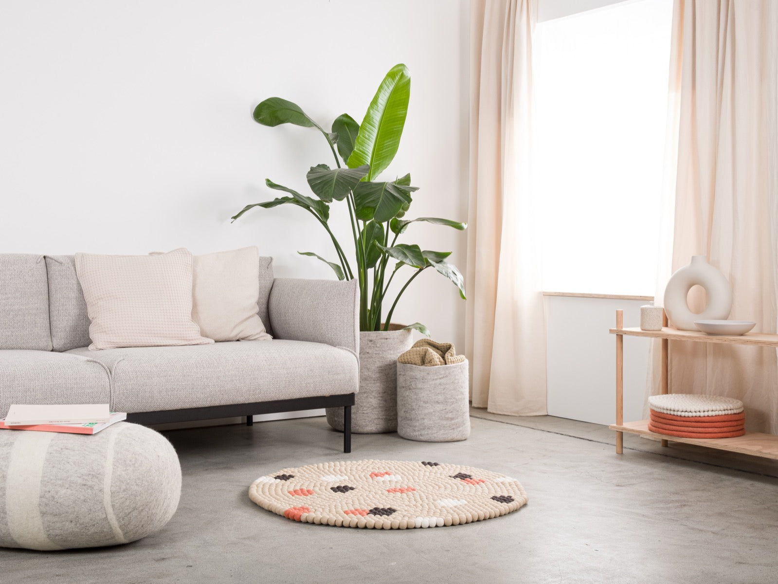 myfelt Terra Sand Filzkugelteppich Beige, Braun aus Schurwolle – Bild 7