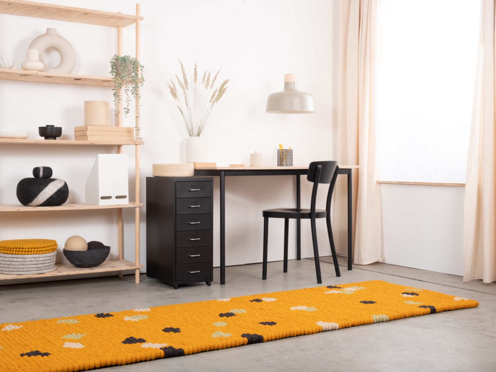 myfelt Terra Sun Filzkugelteppich Braun, Gelb aus Schurwolle – Bild 5