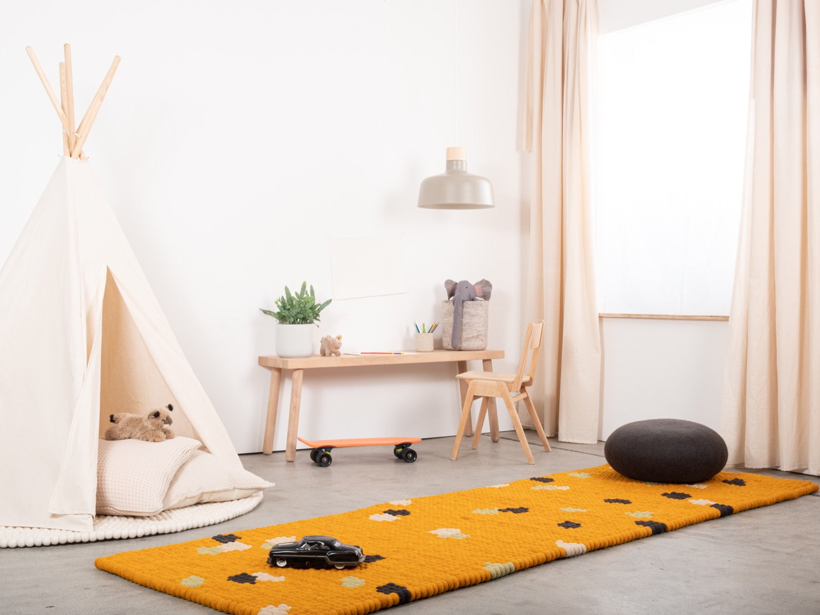 myfelt Terra Sun Filzkugelteppich Braun, Gelb aus Schurwolle – Bild 6