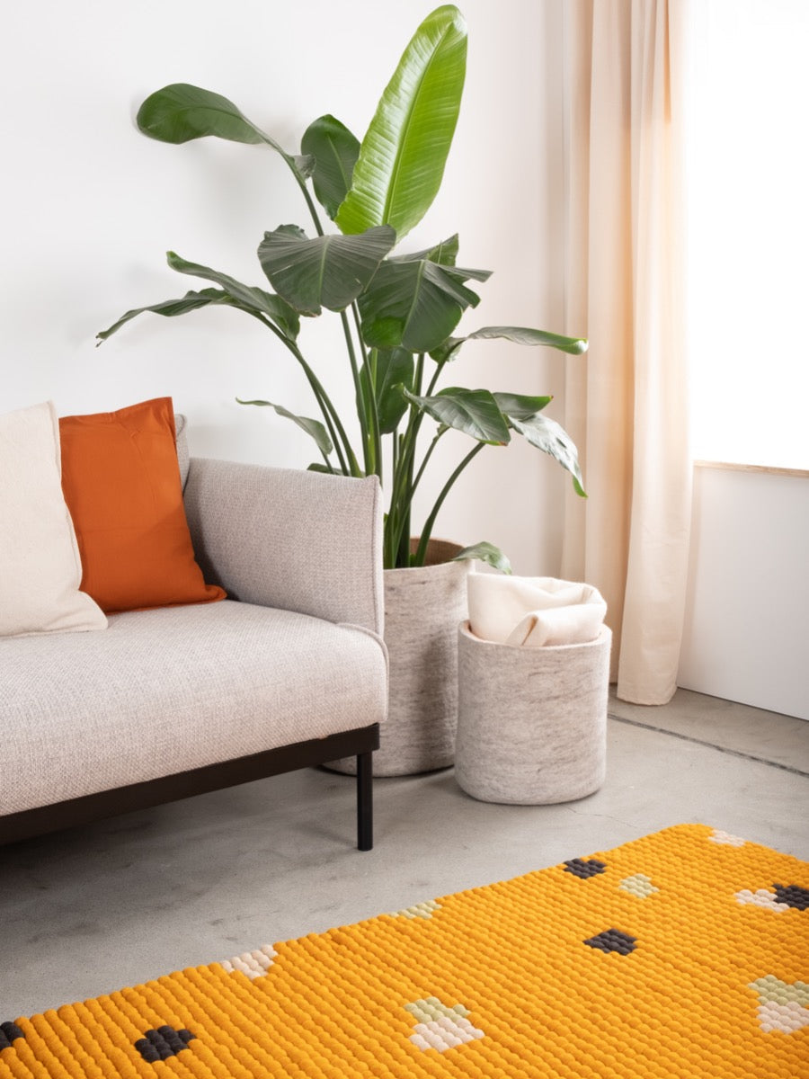 myfelt Terra Sun Filzkugelteppich Braun, Gelb aus Schurwolle – Bild 2