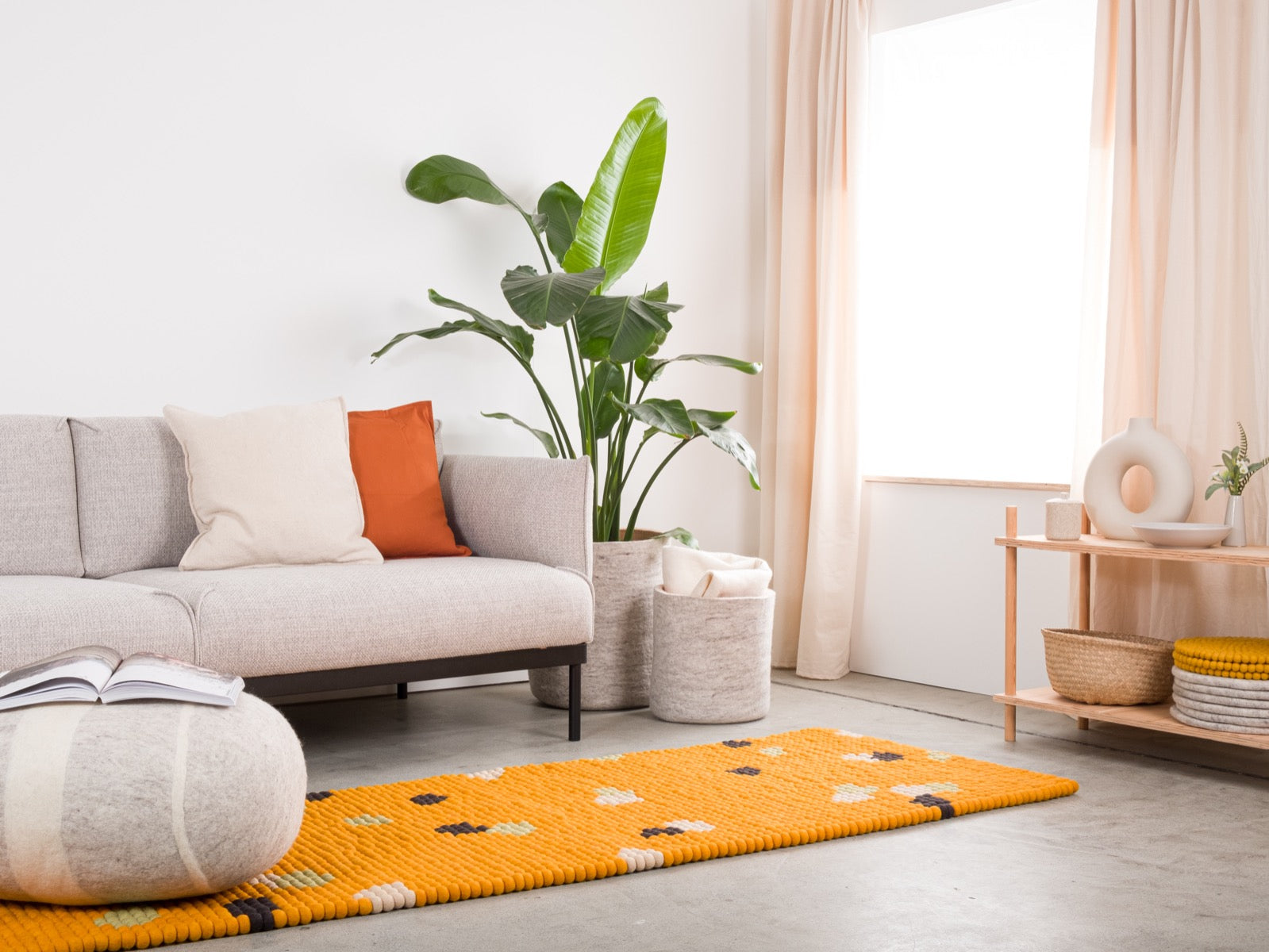 myfelt Terra Sun Filzkugelteppich Braun, Gelb aus Schurwolle – Bild 7