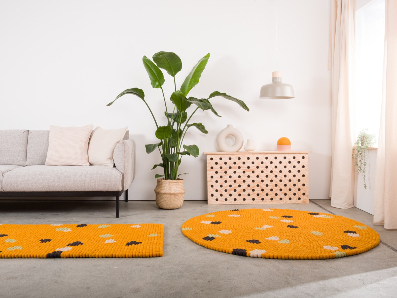 myfelt Terra Sun Filzkugelteppich Braun, Gelb aus Schurwolle – Bild 8