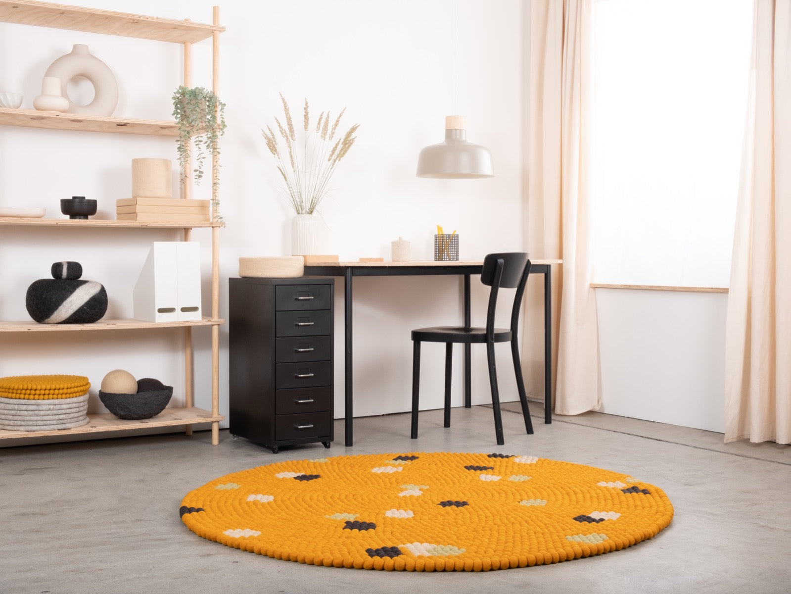 myfelt Terra Sun Filzkugelteppich Braun, Gelb aus Schurwolle – Bild 2