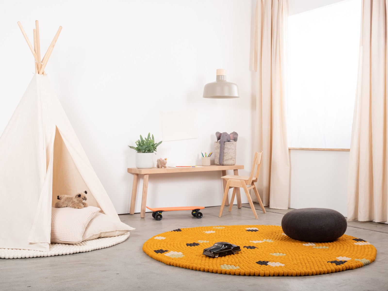 myfelt Terra Sun Filzkugelteppich Braun, Gelb aus Schurwolle – Bild 5