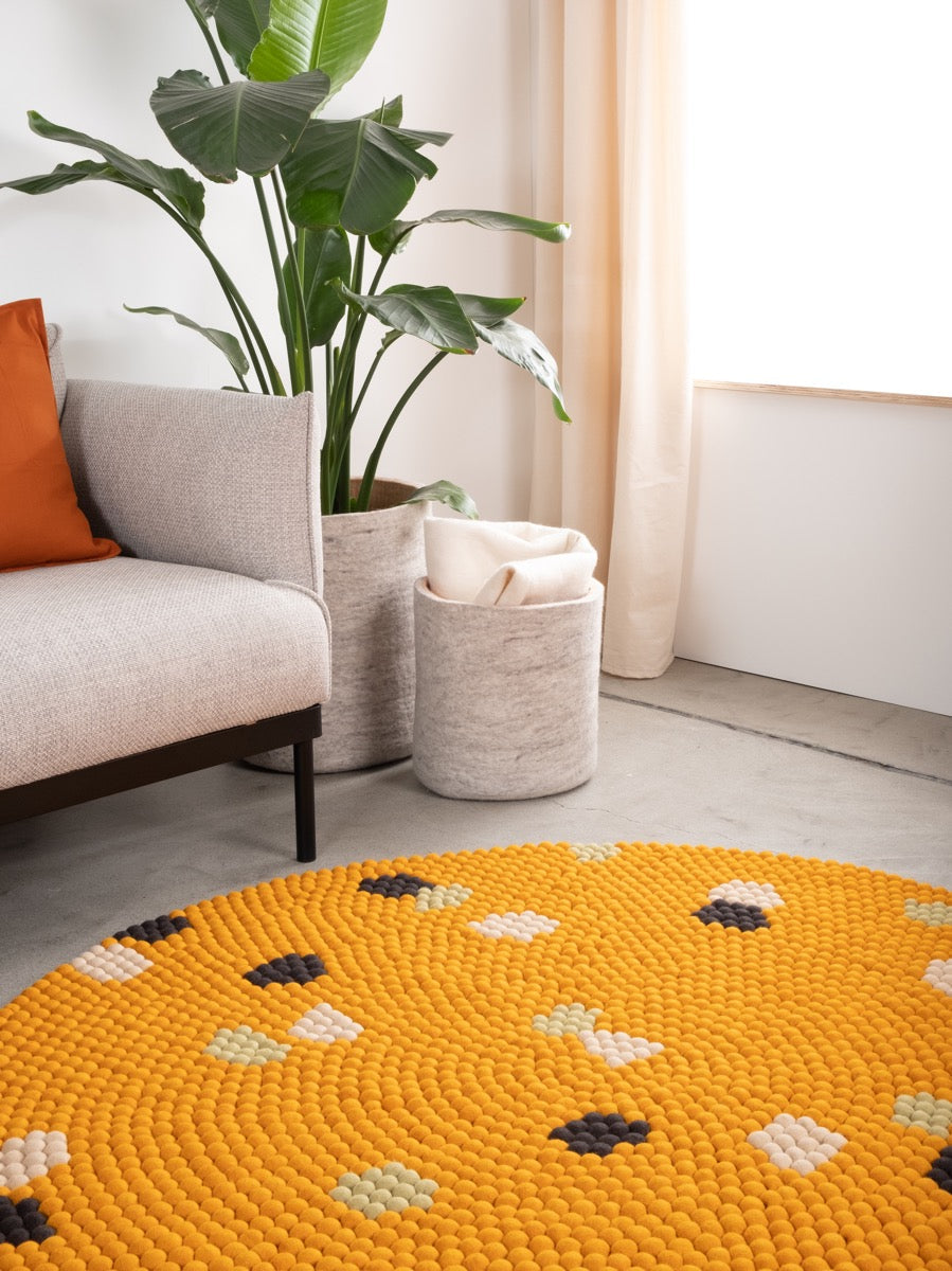 myfelt Terra Sun Filzkugelteppich Braun, Gelb aus Schurwolle – Bild 6