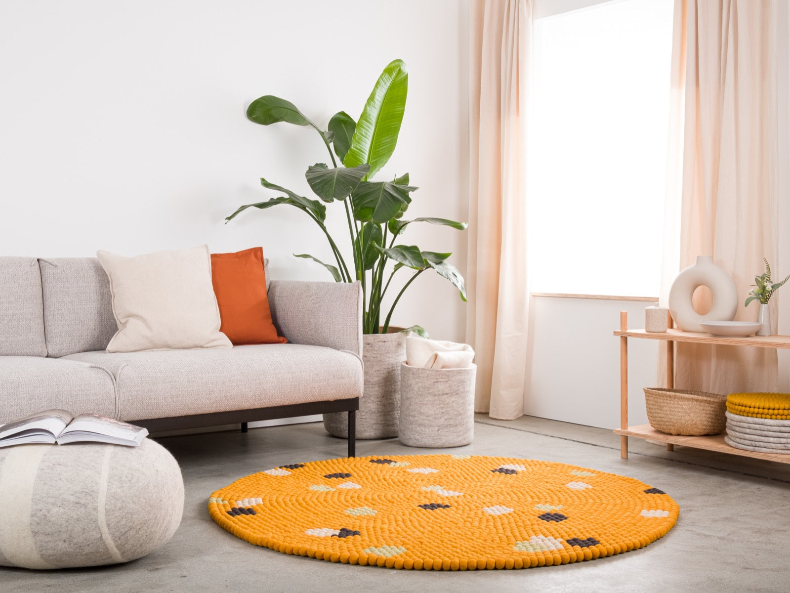 myfelt Terra Sun Filzkugelteppich Braun, Gelb aus Schurwolle – Bild 7