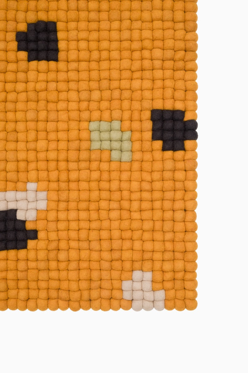 myfelt Terra Sun Filzkugelteppich Braun, Gelb aus Schurwolle – Bild 3