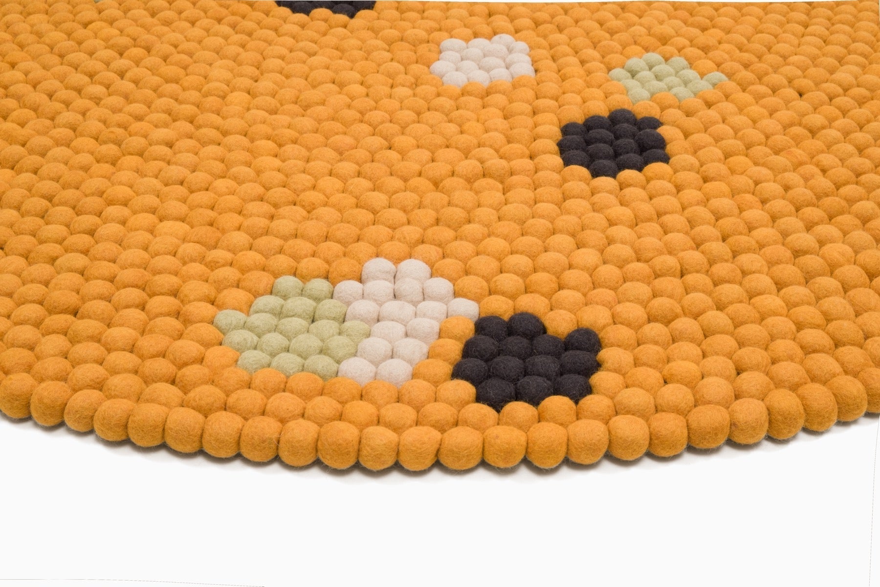 myfelt Terra Sun Filzkugelteppich Braun, Gelb aus Schurwolle – Bild 4