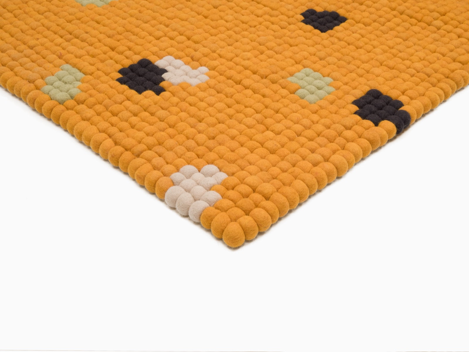 myfelt Terra Sun Filzkugelteppich Braun, Gelb aus Schurwolle – Bild 4