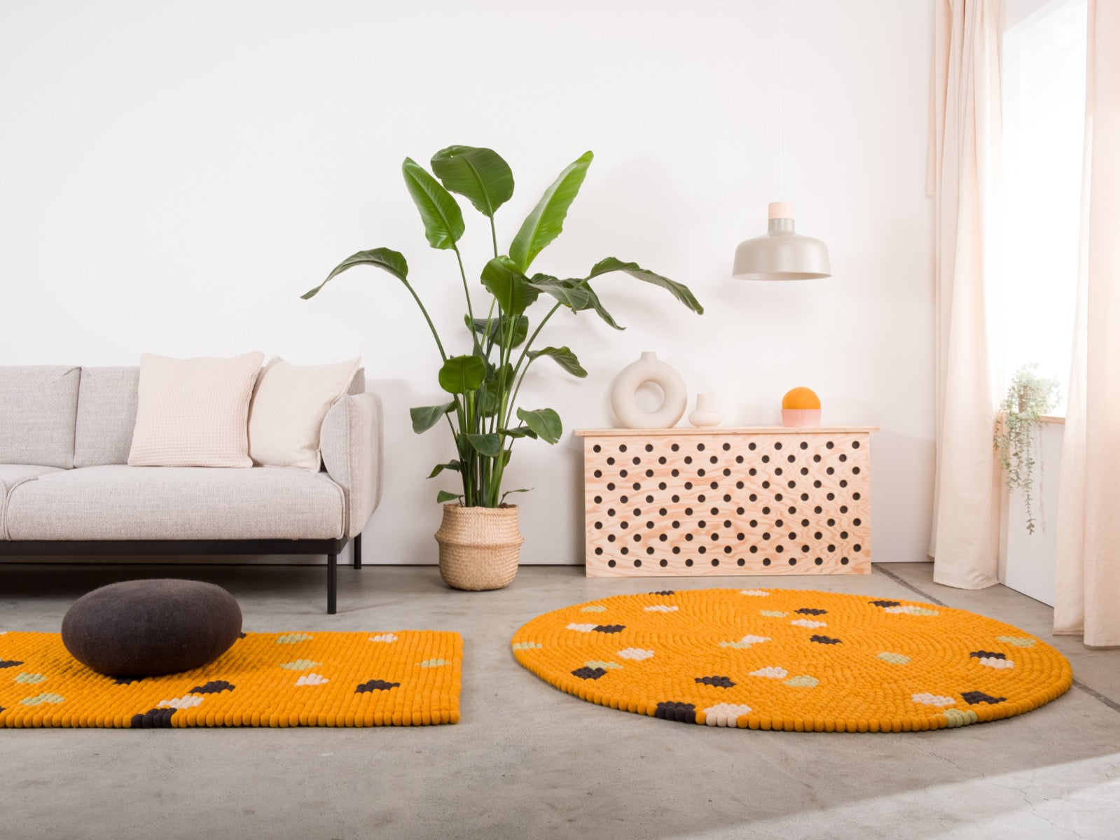 myfelt Terra Sun Filzkugelteppich Braun, Gelb aus Schurwolle – Bild 8