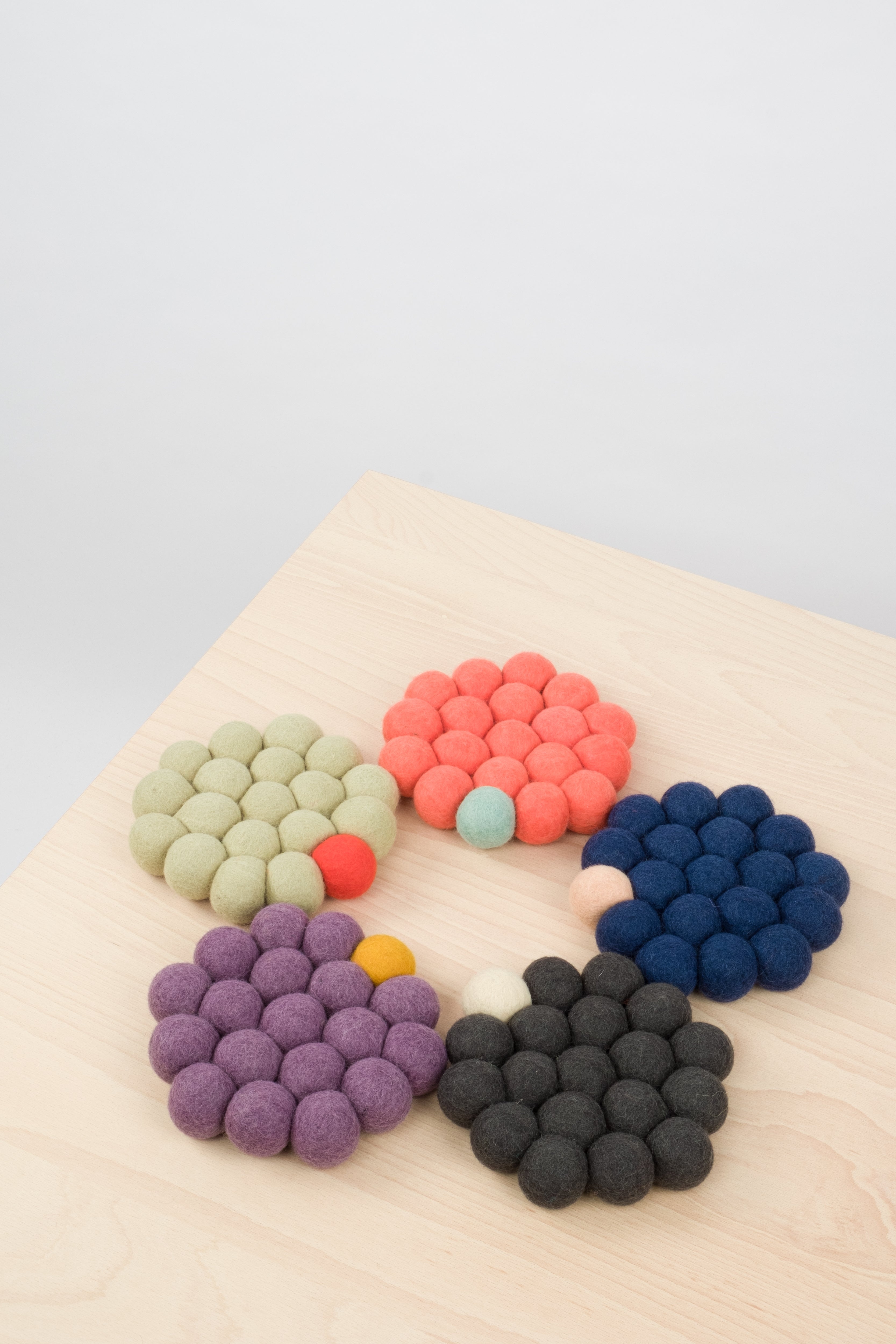 myfelt Frida Big One Untersetzer Lila aus Schurwolle – Bild 7
