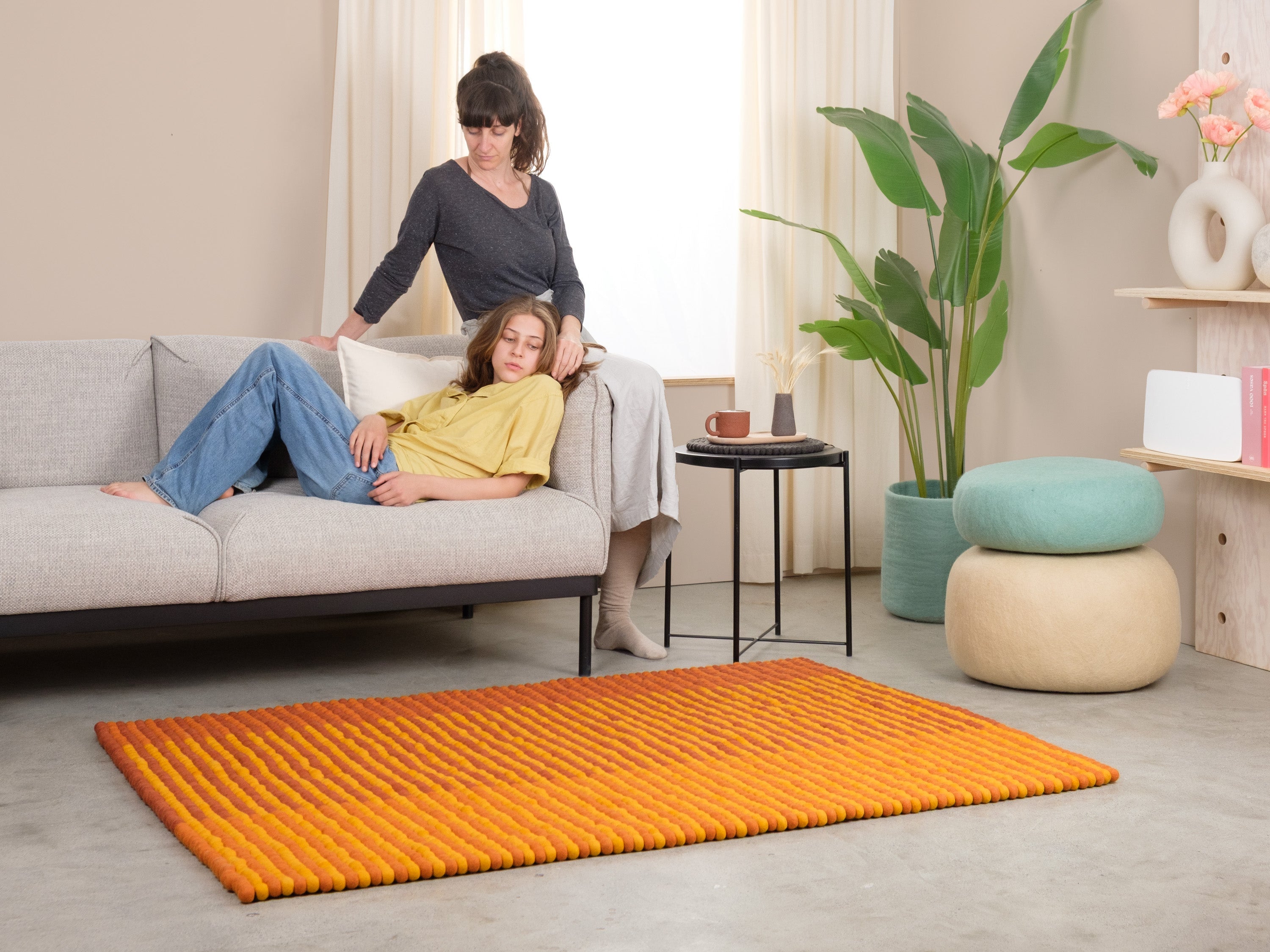 myfelt Dawn Filzkugelteppich Orange aus Schurwolle – Bild 3