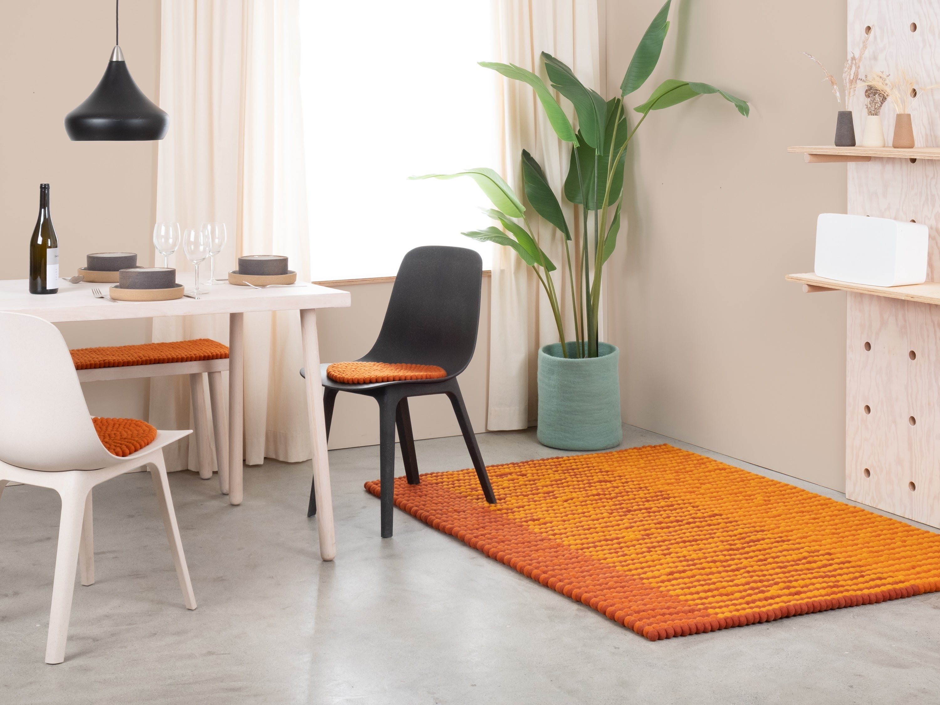 myfelt Dawn Filzkugelteppich Orange aus Schurwolle – Bild 2