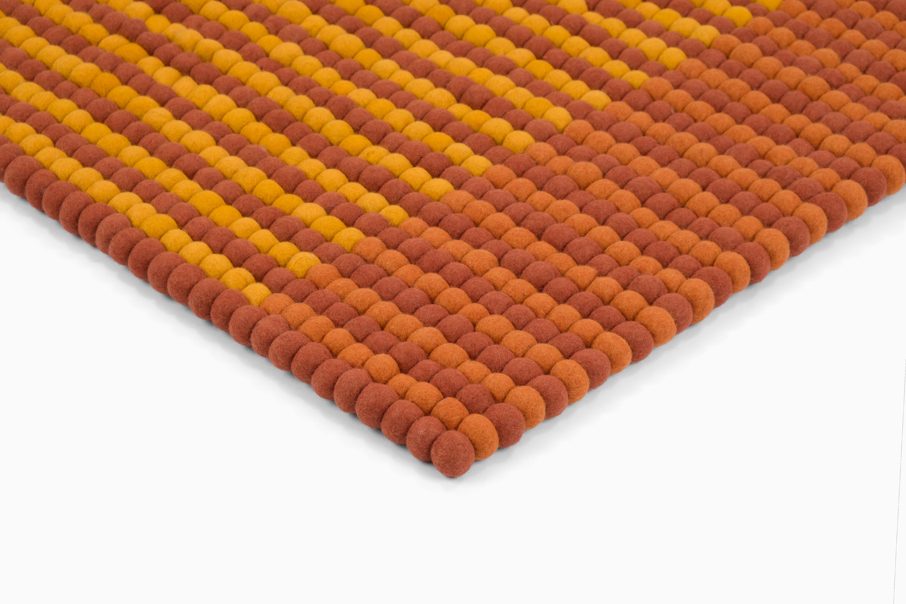myfelt Dawn Filzkugelteppich Orange aus Schurwolle – Bild 7