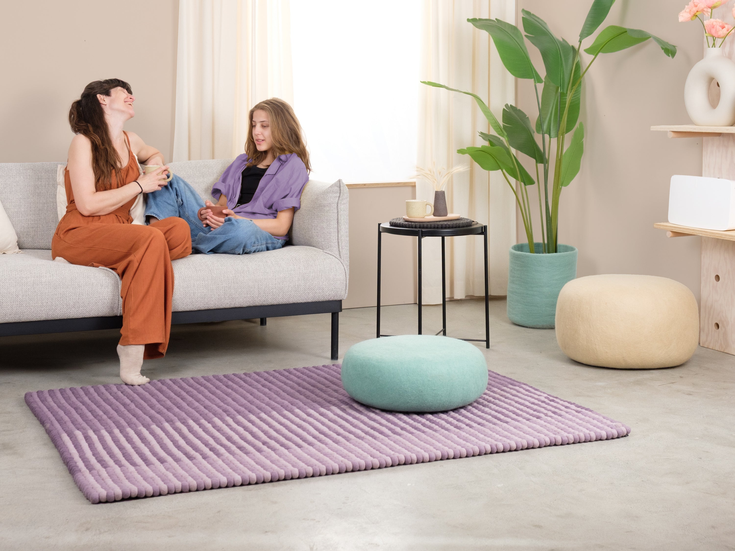 myfelt Fade Filzkugelteppich Lila aus Schurwolle – Bild 3