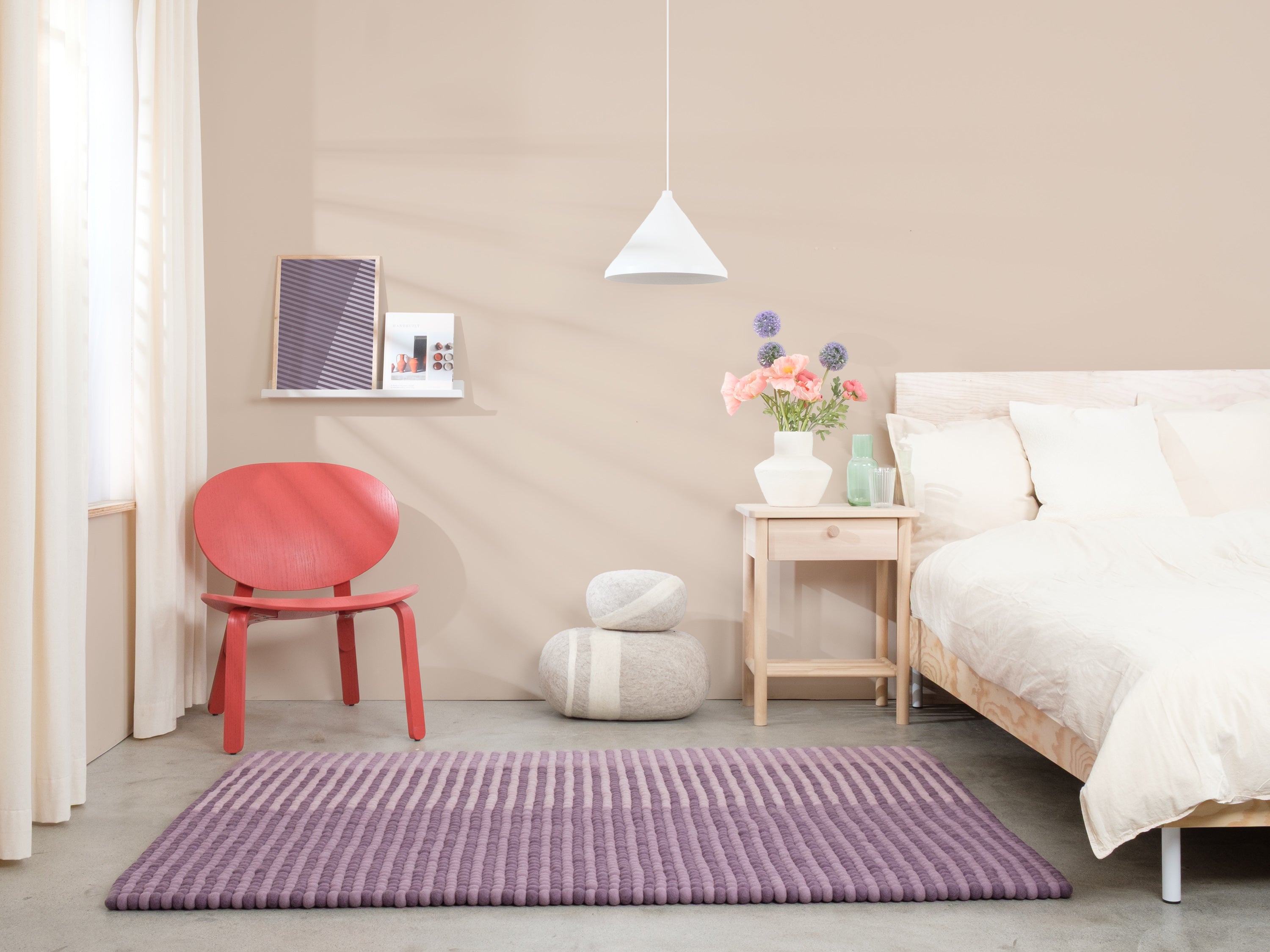 myfelt Fade Filzkugelteppich Lila aus Schurwolle – Bild 4