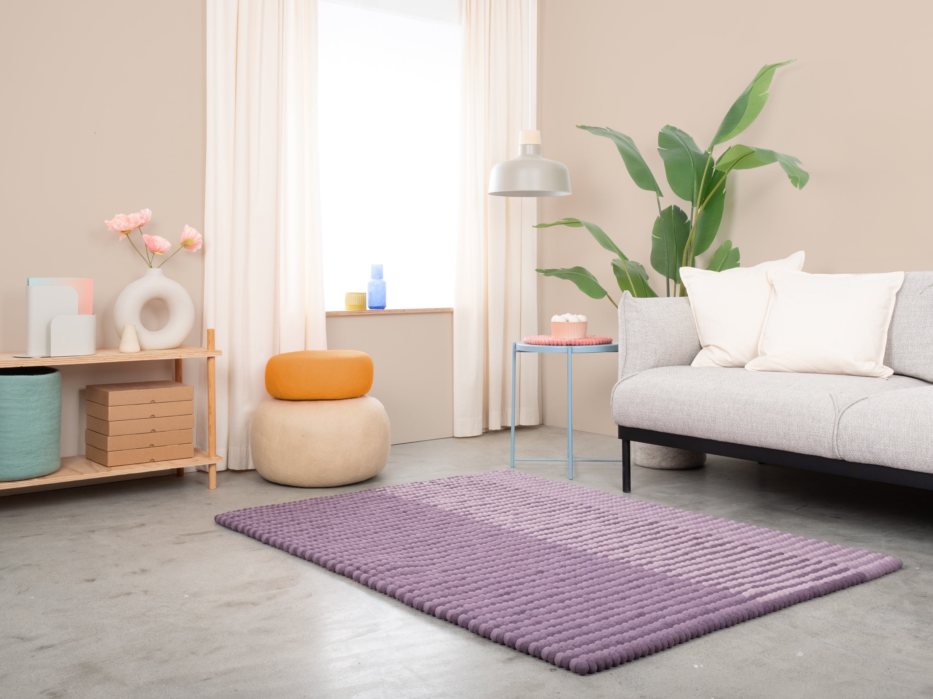 myfelt Fade Filzkugelteppich Lila aus Schurwolle – Bild 6