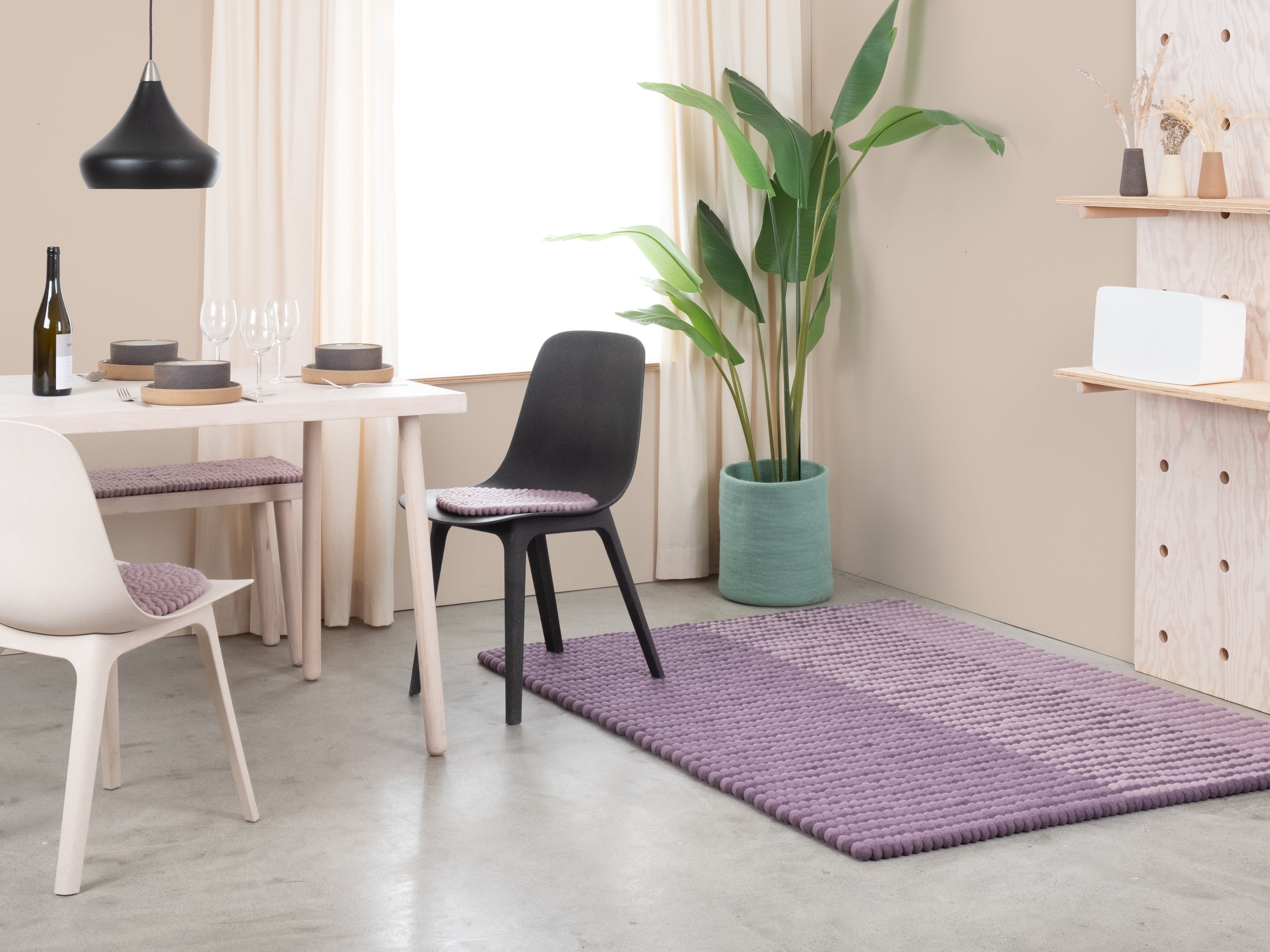myfelt Fade Filzkugelteppich Lila aus Schurwolle – Bild 2