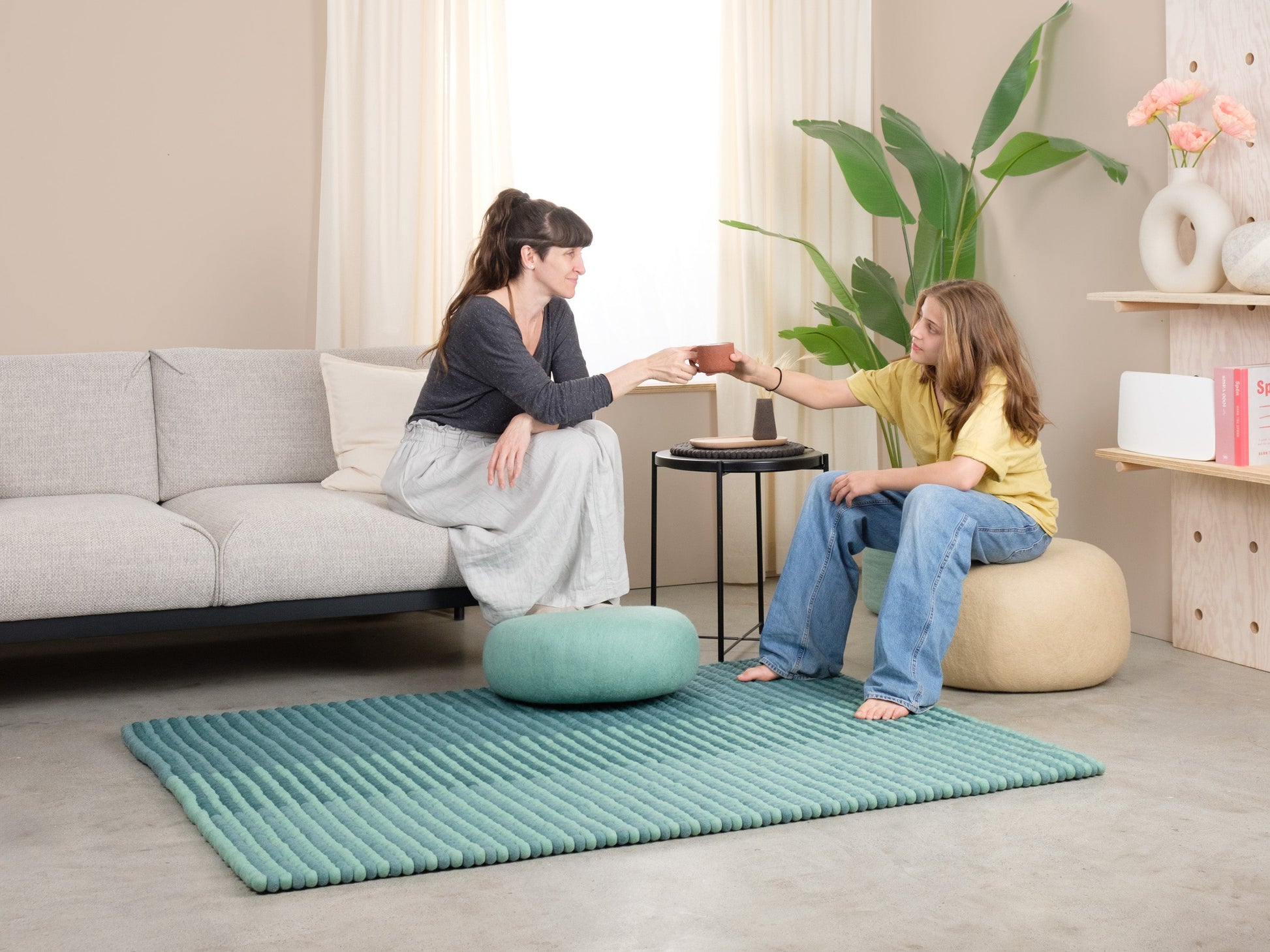 myfelt Sage Filzkugelteppich Grün, Beige aus Schurwolle – Bild 2