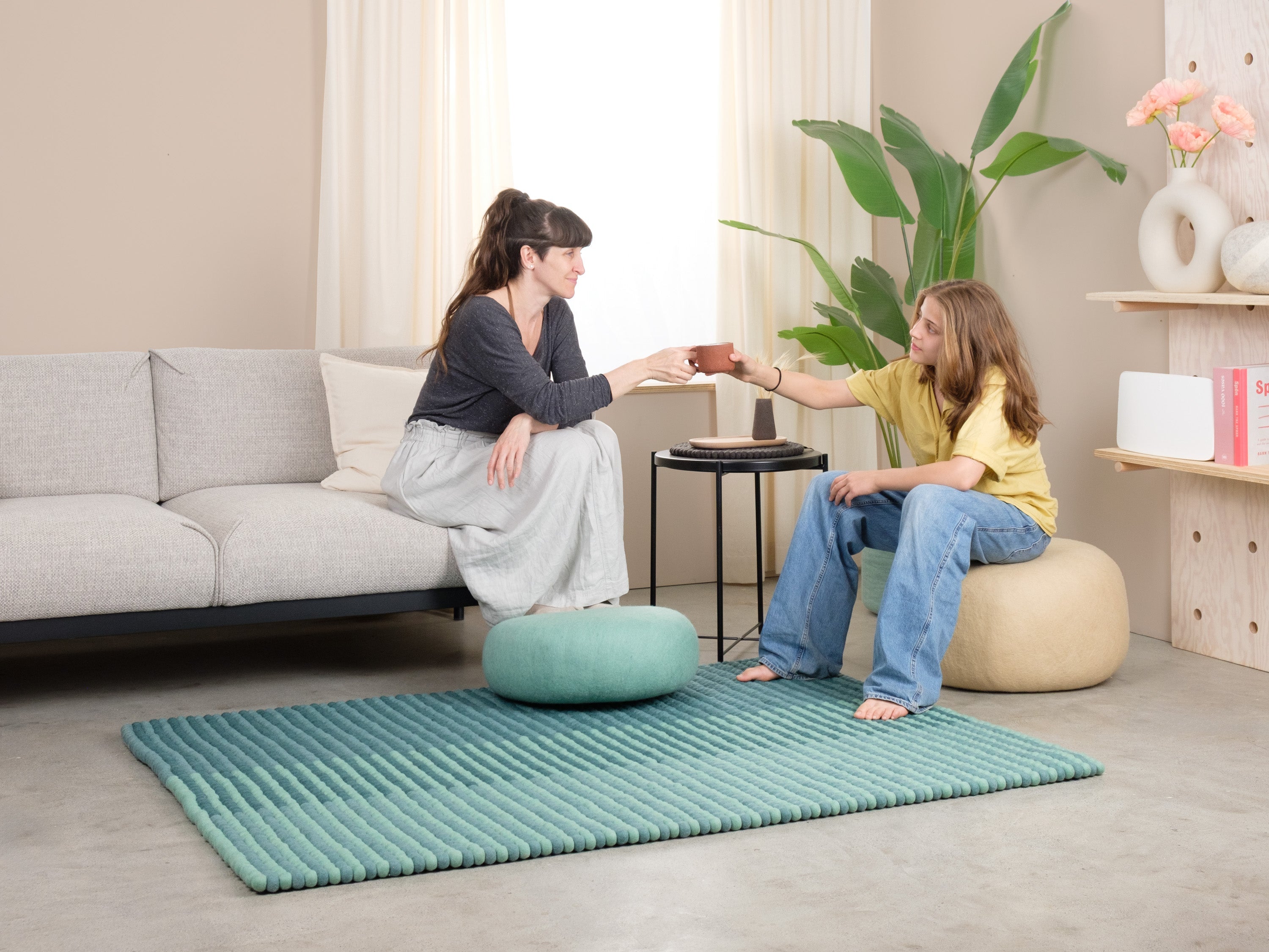 myfelt Sage Filzkugelteppich Grün, Beige aus Schurwolle – Bild 2