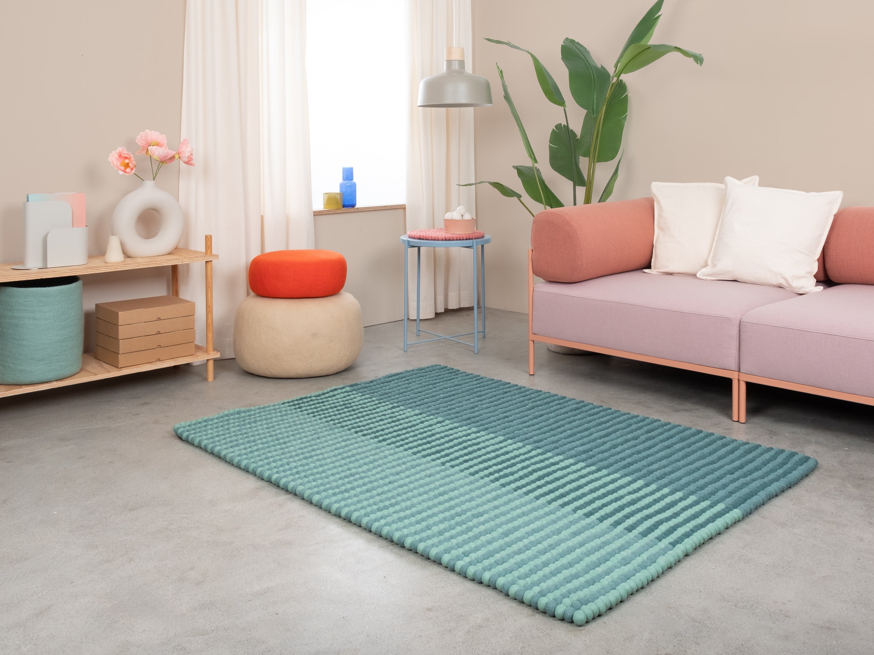 myfelt Sage Filzkugelteppich Grün, Beige aus Schurwolle – Bild 4
