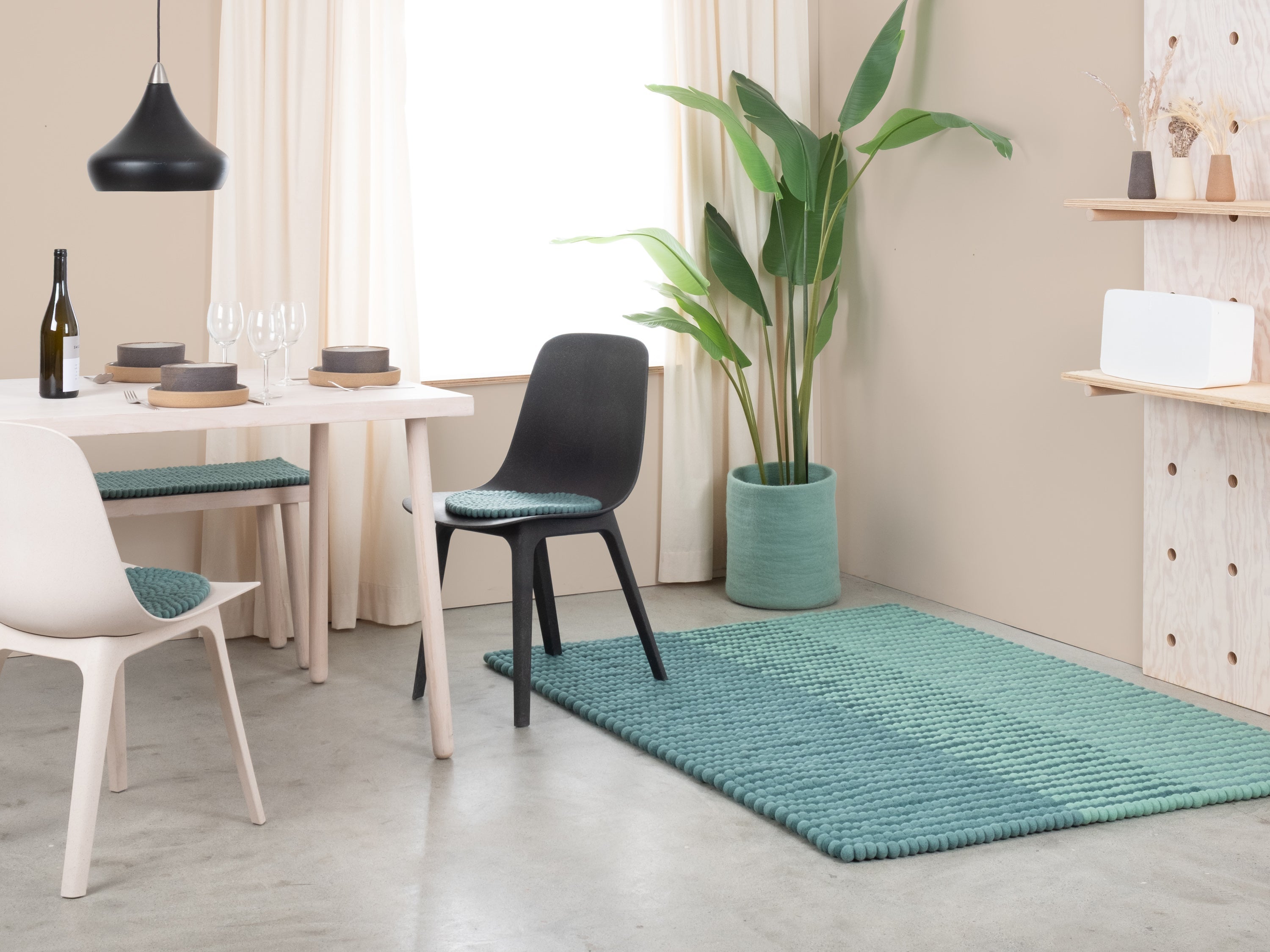 myfelt Sage Filzkugelteppich Grün, Beige aus Schurwolle – Bild 6