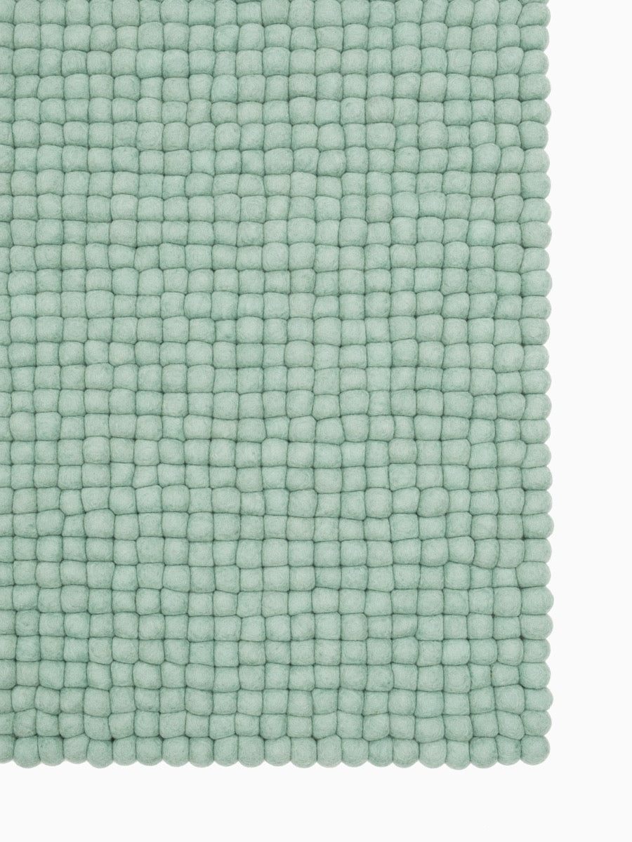 myfelt Fine Filzkugelteppich Blau aus Schurwolle – Bild 3