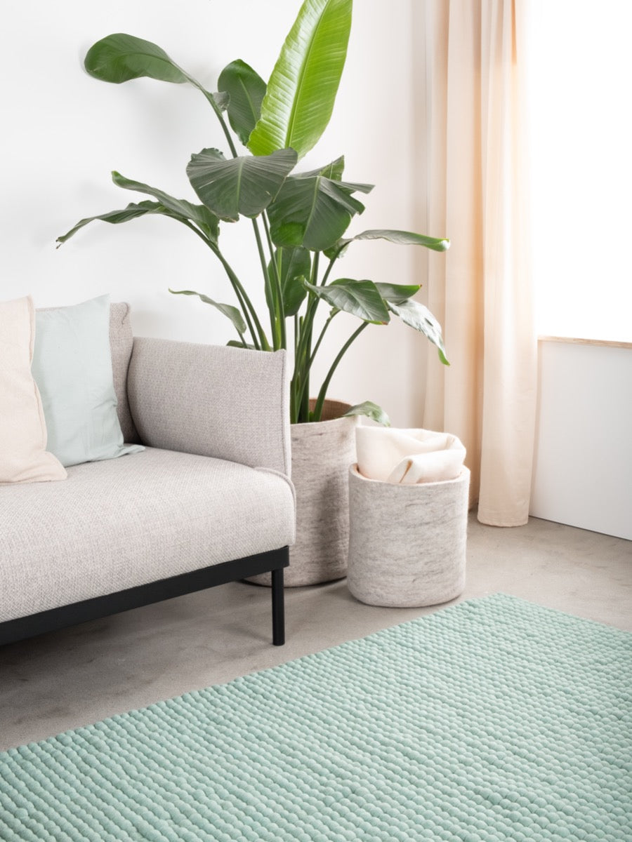 myfelt Fine Filzkugelteppich Blau aus Schurwolle – Bild 2