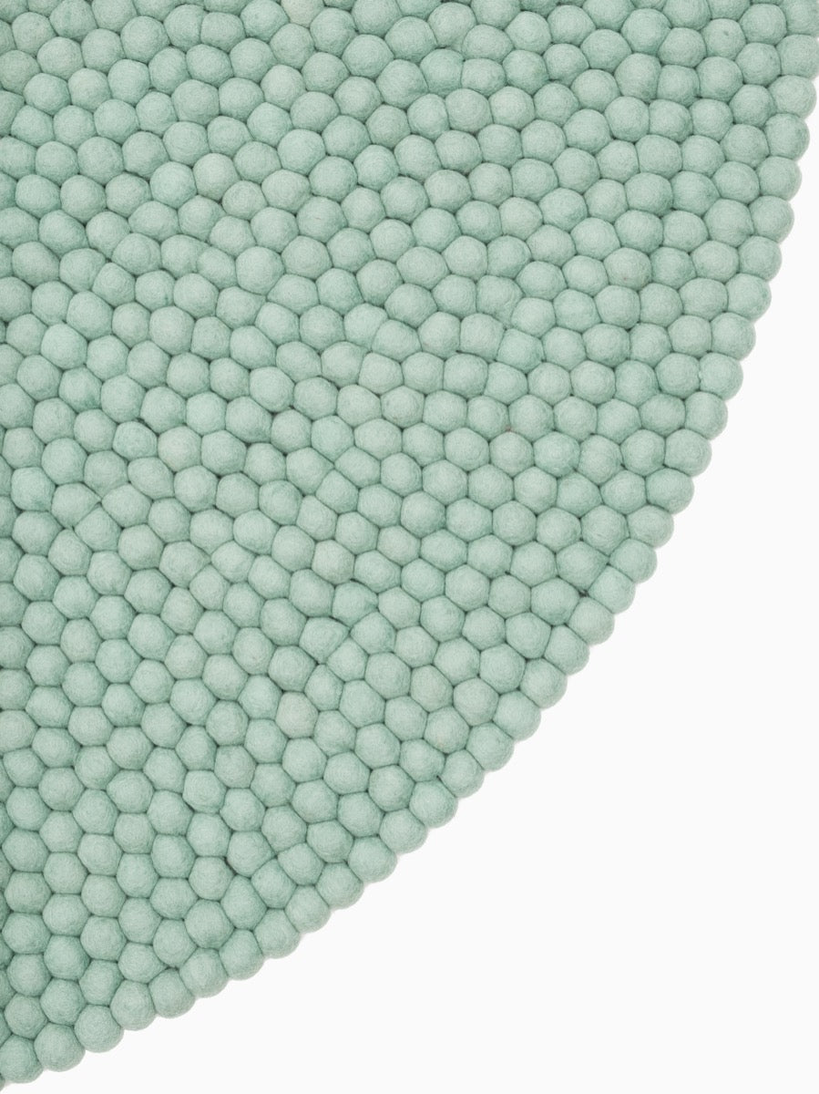 myfelt Fine Filzkugelteppich Blau aus Schurwolle – Bild 3