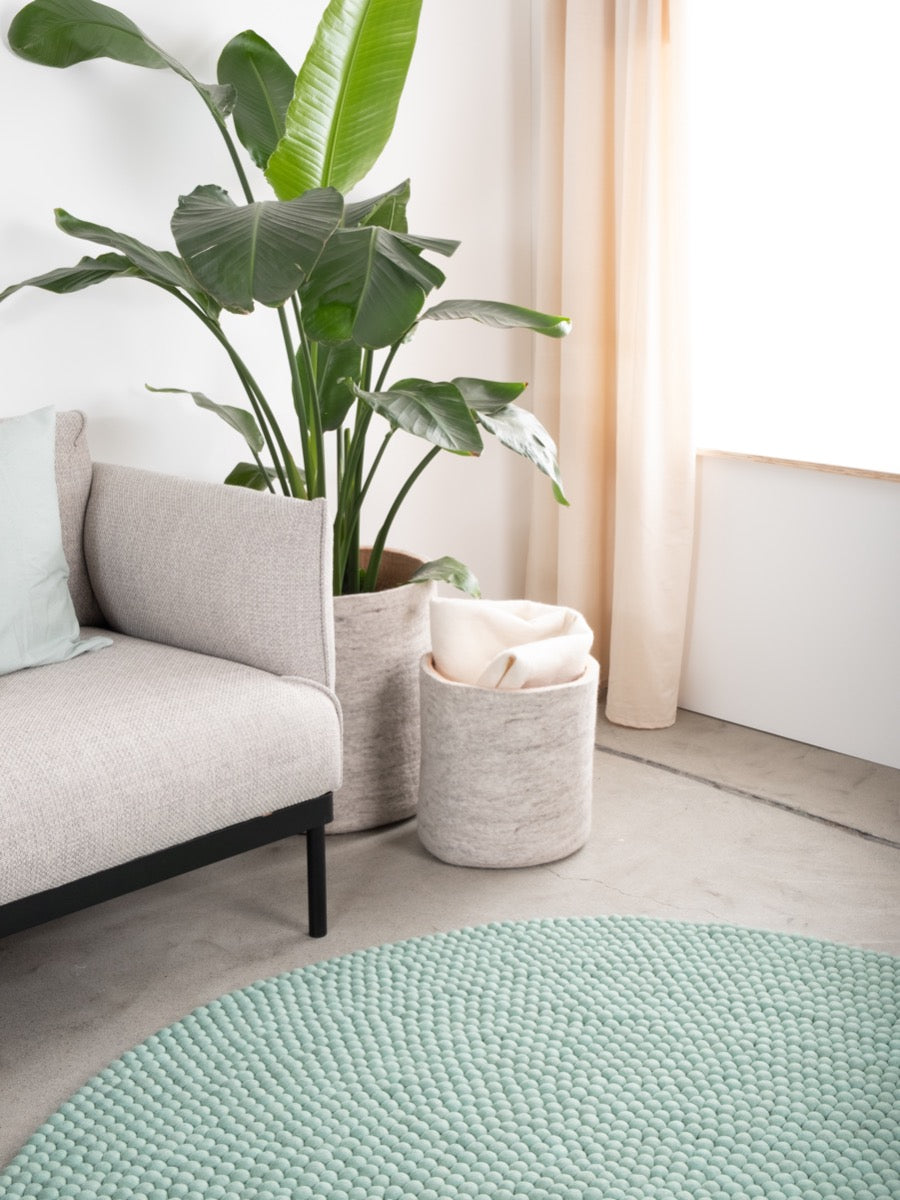 myfelt Fine Filzkugelteppich Blau aus Schurwolle – Bild 2