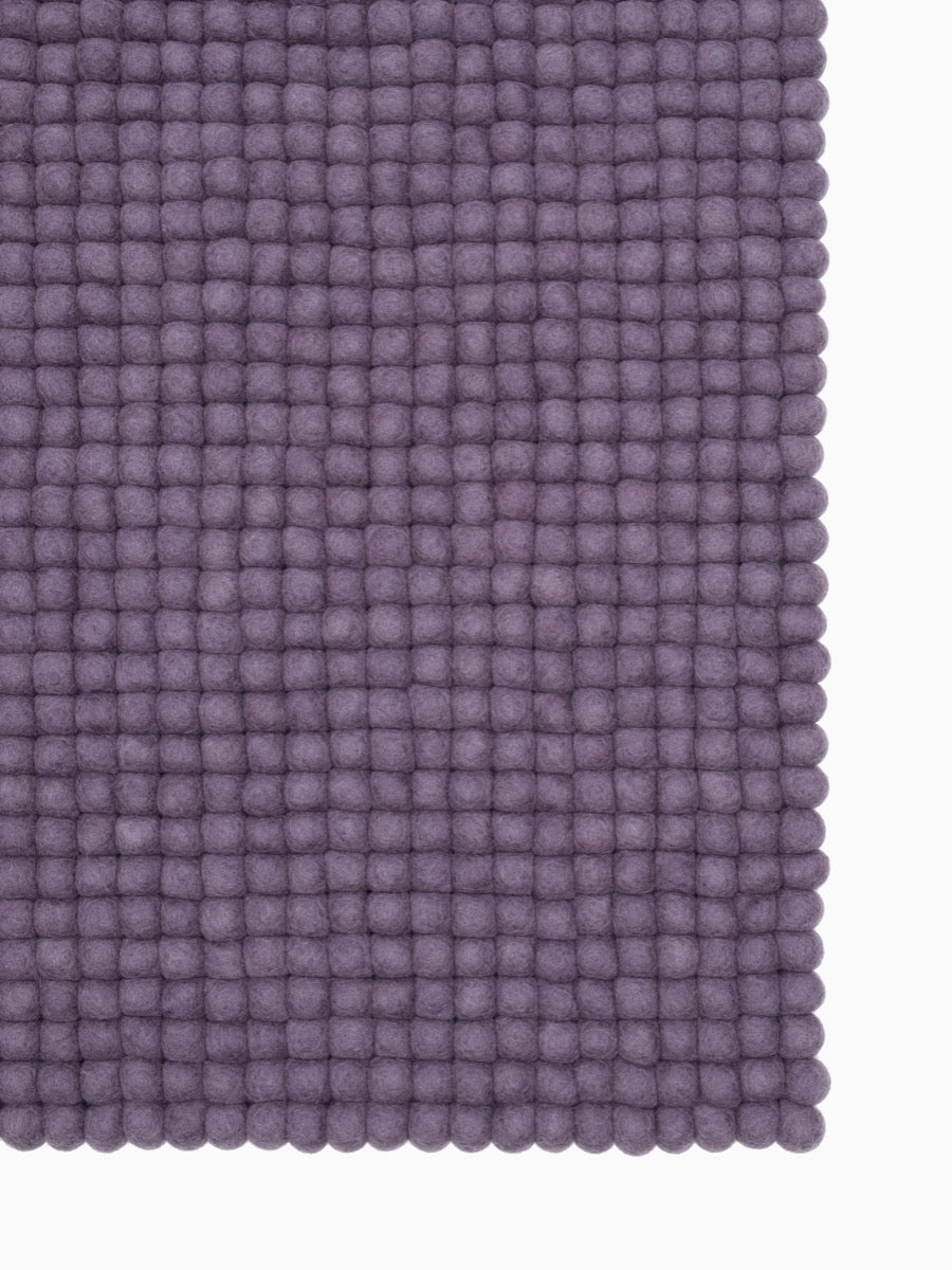 myfelt Frida Filzkugelteppich Blau, Rot, Lila aus Schurwolle – Bild 3