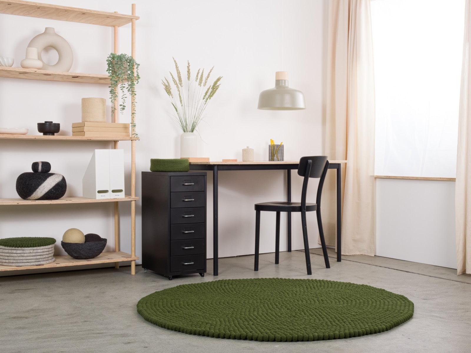 myfelt Jost Filzkugelteppich Grün aus Schurwolle – Bild 3