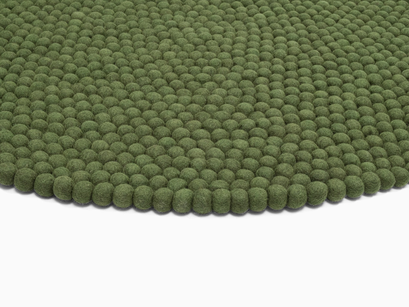 myfelt Jost Filzkugelteppich Grün aus Schurwolle – Bild 5