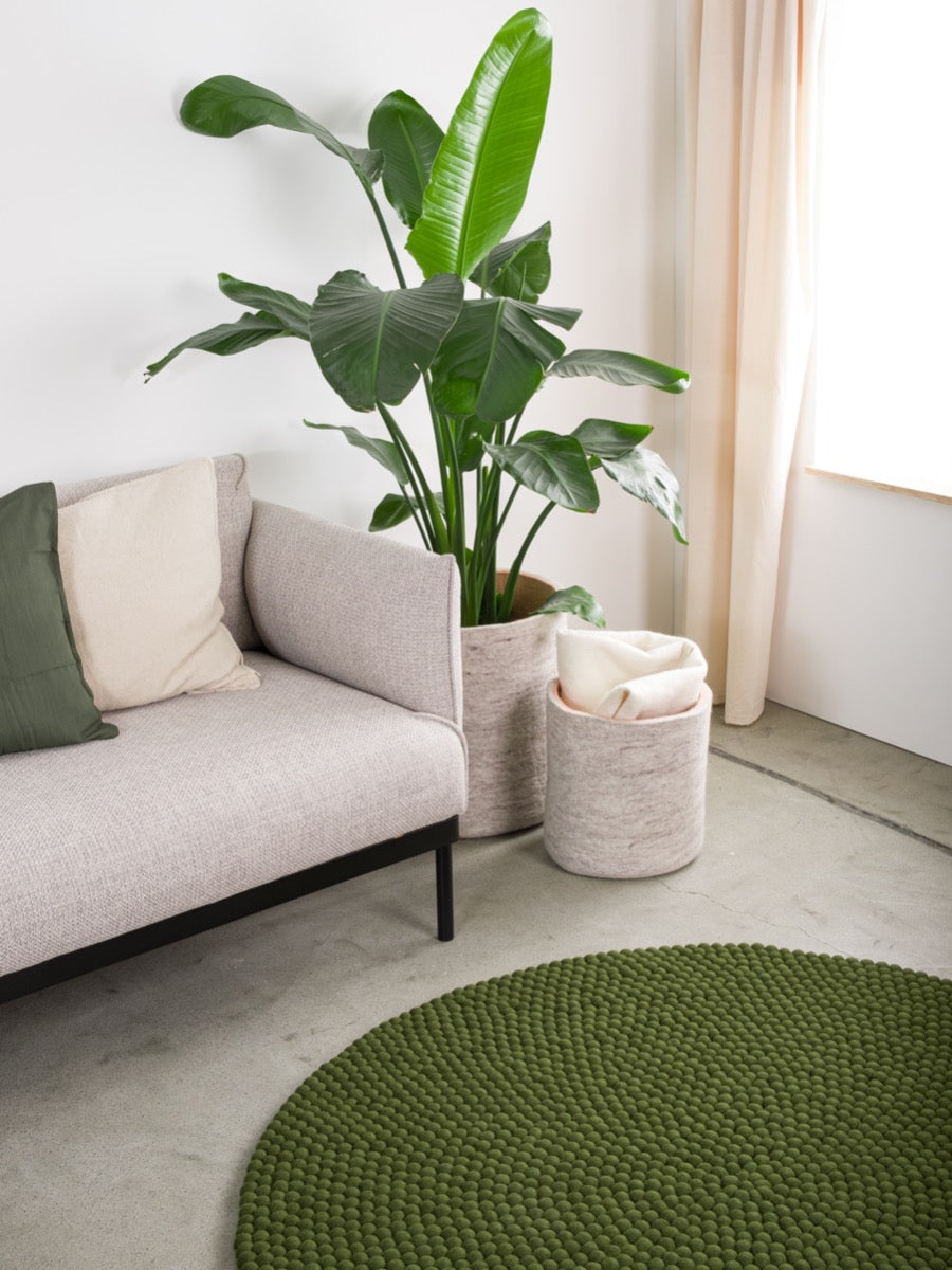myfelt Jost Filzkugelteppich Grün aus Schurwolle – Bild 2