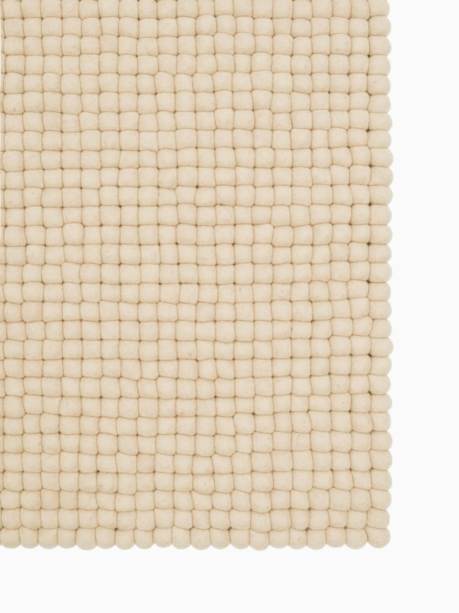 myfelt Levi Filzkugelteppich Beige aus Schurwolle – Bild 3