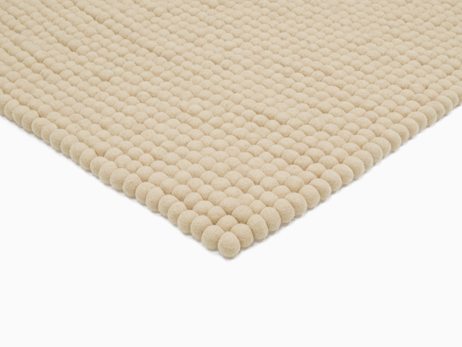 myfelt Levi Filzkugelteppich Beige aus Schurwolle – Bild 4