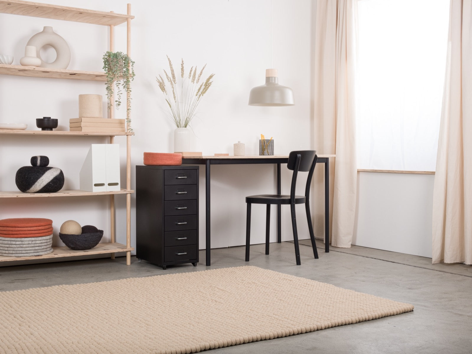 myfelt Levi Filzkugelteppich Beige aus Schurwolle – Bild 7