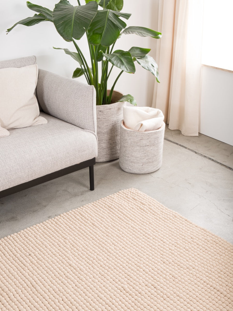 myfelt Levi Filzkugelteppich Beige aus Schurwolle – Bild 2