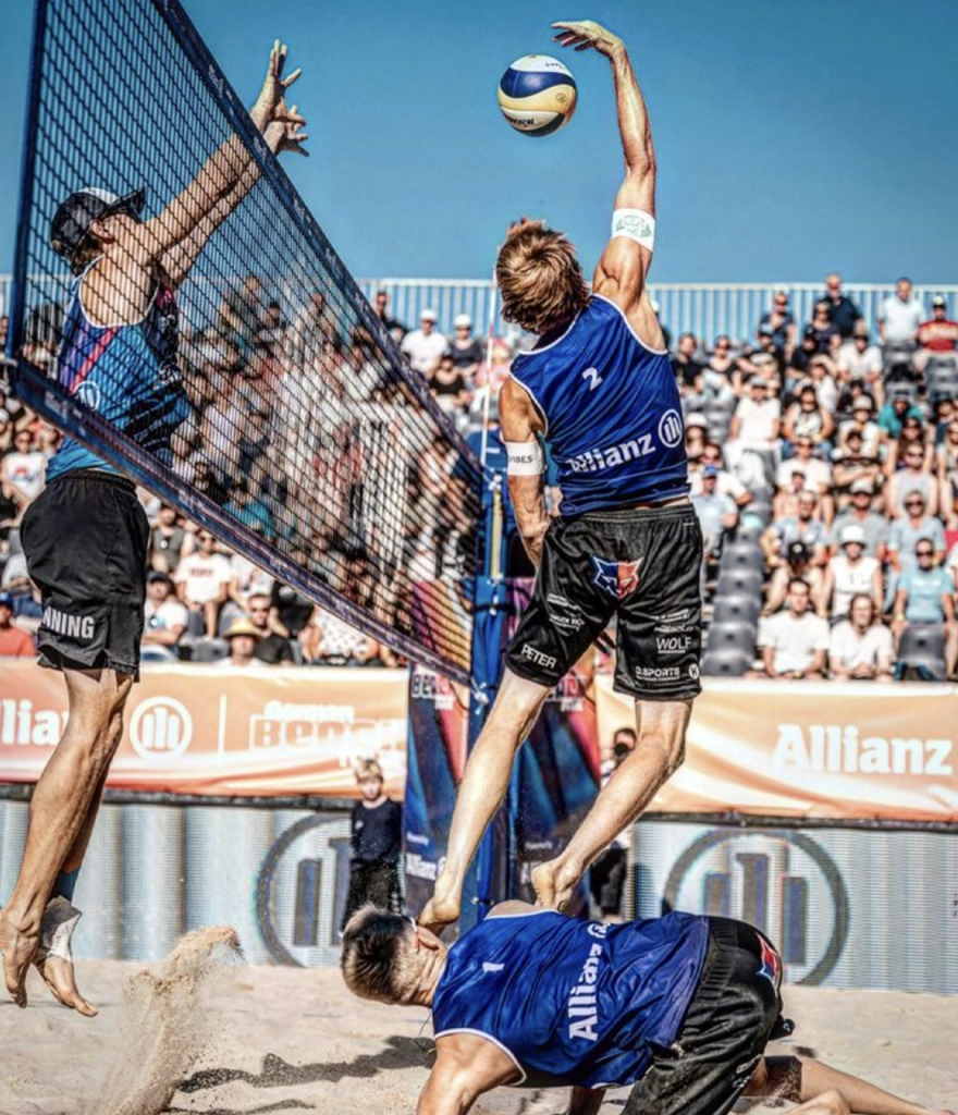 Taiga Green unterstützt Nachhaltigkeit beim Sport Bild am Strand und volleyball Spiel