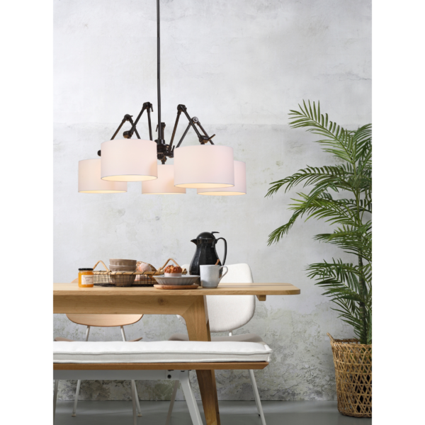 Ein Bild aus dem Taiga Store von taiga.green. Im modernen Essbereich steht ein Holztisch mit Schüsseln, Brot und einer schwarzen Kaffeekanne für das Frühstück bereit. Über dem Tisch hängt der Kronleuchter Amsterdam Schirm 32x20 weiß. Eine grüne Topfpflanze steht in der Ecke an einer grauen, strukturierten Wand. Jetzt bestellen im Eco Shop von www.taiga.green. Hier nachhaltig einkaufen mit dem Taiga Eco Rating