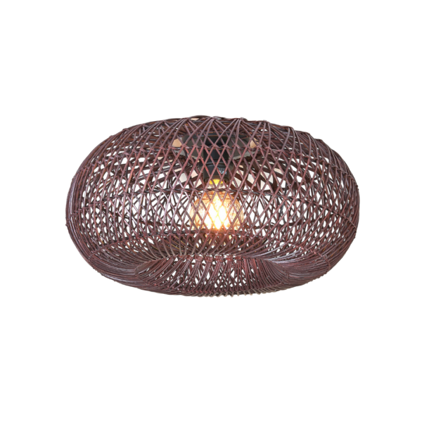 Ein Bild aus dem Taiga Store von taiga.green. Die Deckenlampe Arizona ist eine runde Deckenleuchte mit einem Schirm aus geflochtenem Rattan (ø50x23cm), der in der Mitte eine sichtbare Glühbirne hat. Jetzt bestellen im Eco Shop von www.taiga.green. Hier nachhaltig einkaufen mit dem Taiga Eco Rating