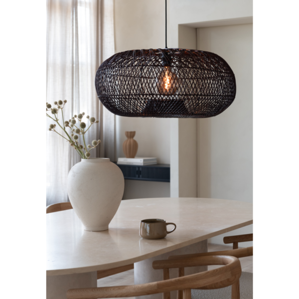 Ein Bild aus dem Taiga Store von taiga.green. Die Hängelampe Arizona rattan/Schirm ø70xh.34cm L hängt über einem hellen Esstisch mit einer weißen Vase aus Zweigen, grünem Becher und zwei Holzstühlen, beleuchtet von weichem Tageslicht durch transparente Vorhänge. Jetzt bestellen im Eco Shop von www.taiga.green. Hier nachhaltig einkaufen mit dem Taiga Eco Rating