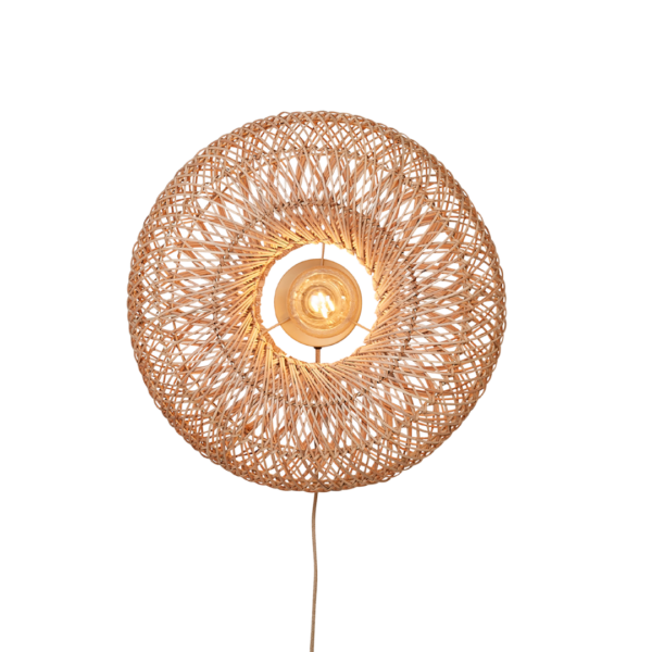 Ein Bild aus dem Taiga Store von taiga.green. Die Wandlampe Arizona hat einen runden Rattanschirm (ø50x23cm) in geflochtener Donutform mit sichtbarem Leuchtmittel, der an einer Kordel vor weißem Hintergrund aufgehängt ist. Jetzt bestellen im Eco Shop von www.taiga.green. Hier nachhaltig einkaufen mit dem Taiga Eco Rating