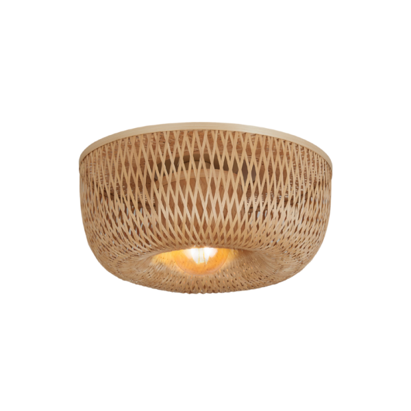 Ein Bild aus dem Taiga Store von taiga.green. Die Deckenlampe Barbados ist eine runde Bambus-Deckenleuchte (ø35 x H.15cm) mit einem geflochtenen Halbmondschirm und Gittermuster, mit einer warm leuchtenden Glühbirne im Inneren. Jetzt bestellen im Eco Shop von www.taiga.green. Hier nachhaltig einkaufen mit dem Taiga Eco Rating
